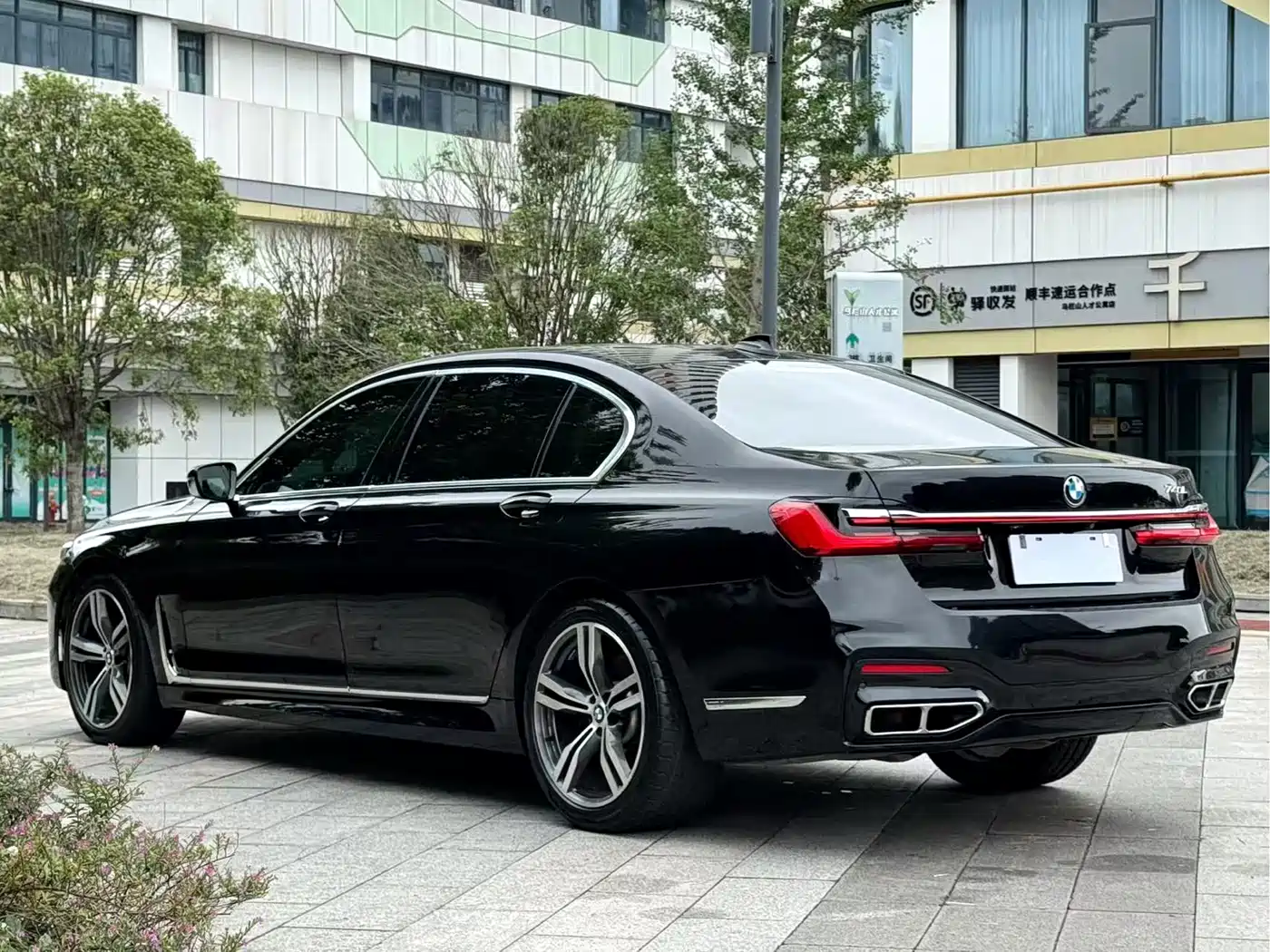 BMW 7 Series 2016 740Li Luxury фото 9