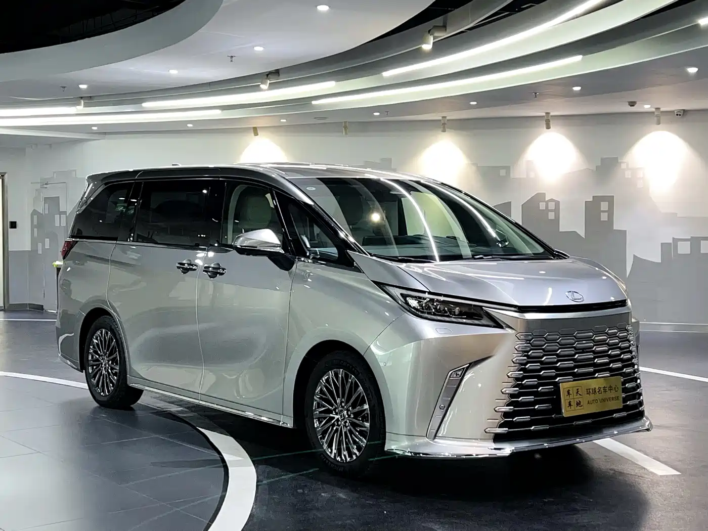 Lexus LM 2025 Model 500h Six-Seater Prestige Edition фото 2