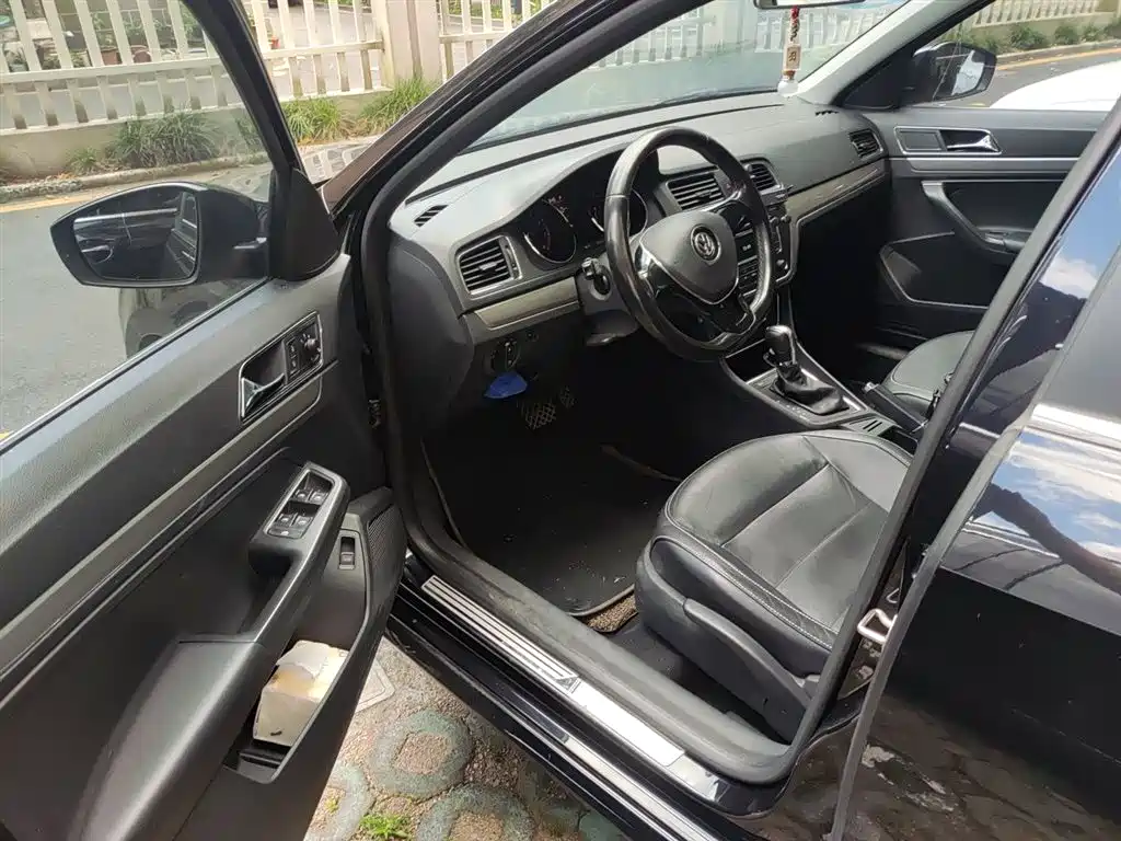 Volkswagen Lavida 2015 1.6L Automatic Comfort Edition фото 14