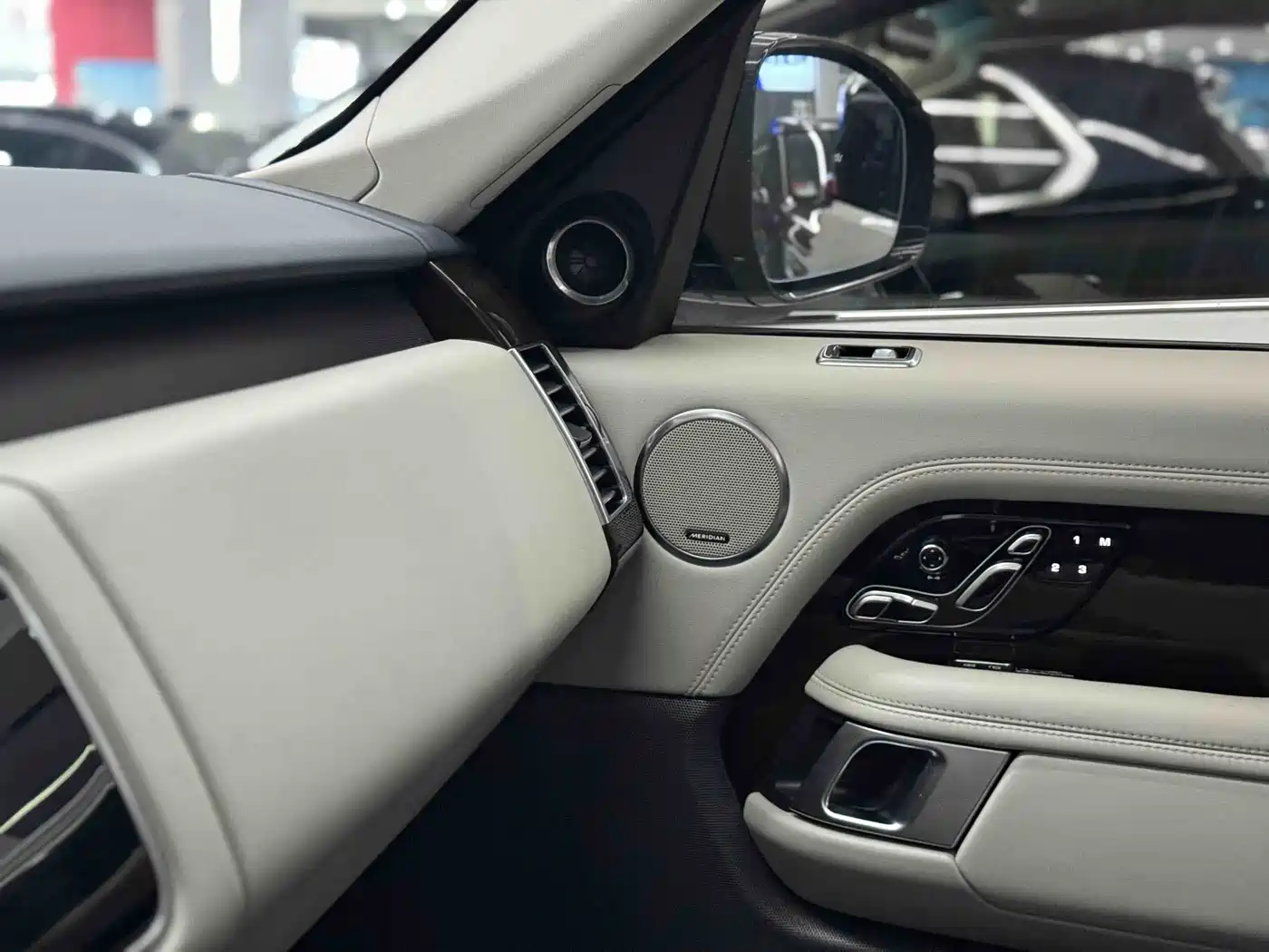 Land Rover Range Rover 2021 3.0 L6 Heritage Edition фото 13