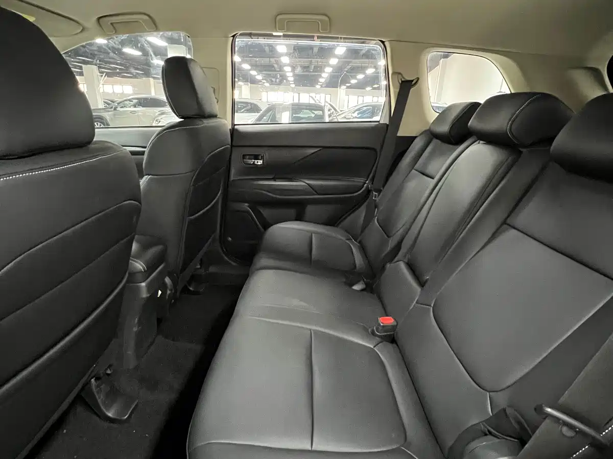 Mitsubishi Outlander 2021 2.0L 2WD Smooth Ride Version 5-Seater фото 9