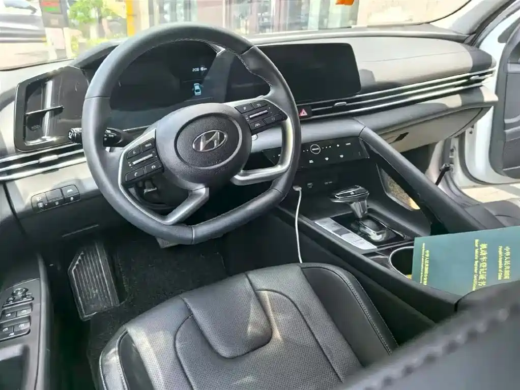 Hyundai Elantra 2022 1.5L CVT LUX Premium Edition фото 6