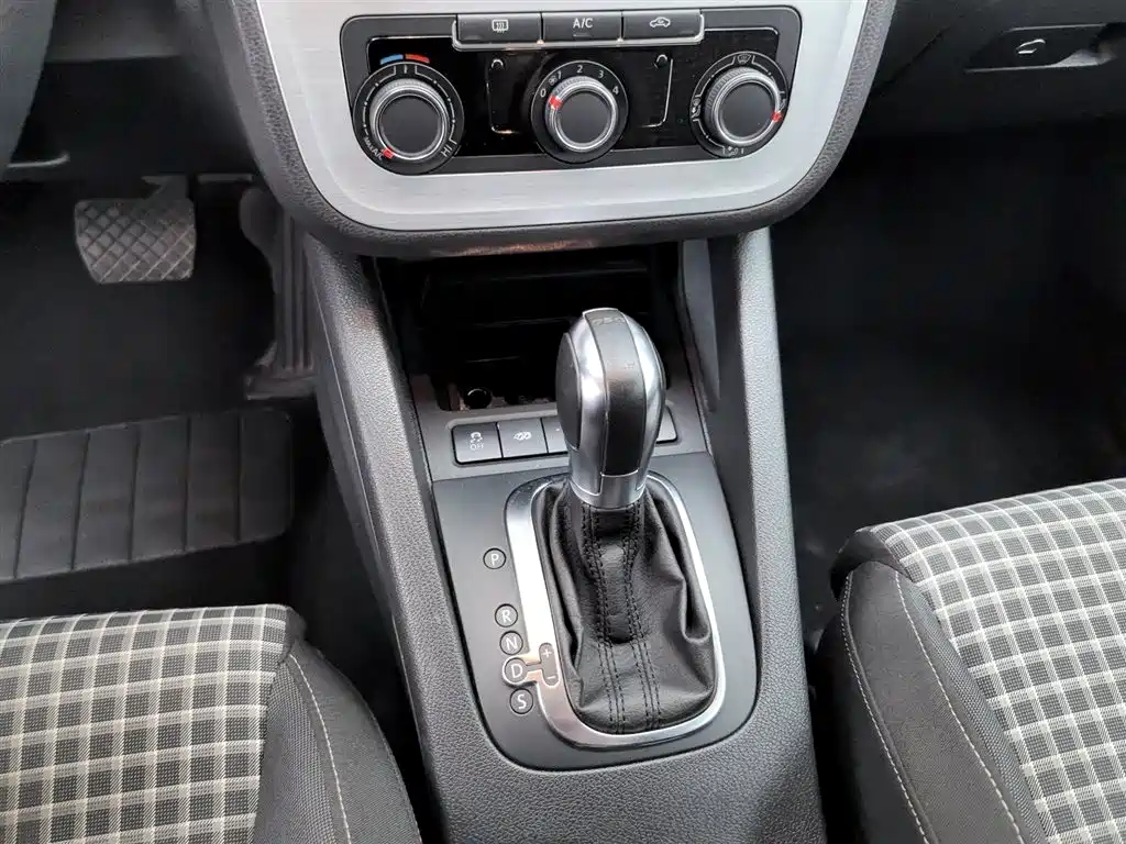 Volkswagen Scirocco 2015 1.4TSI Trend Edition фото 13