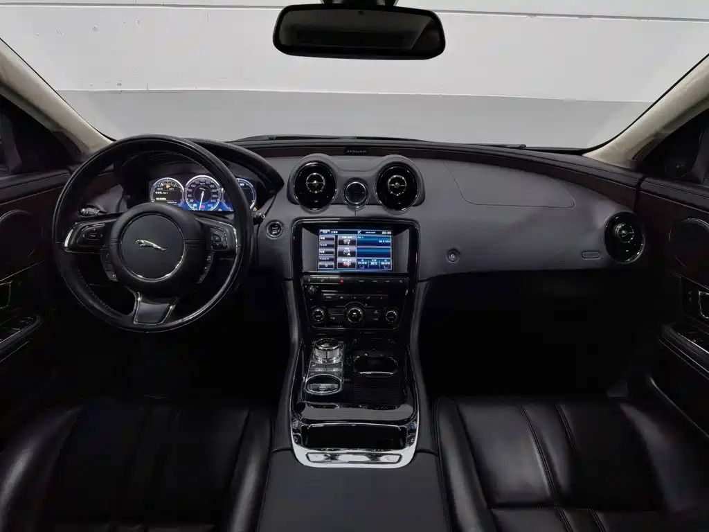 Photo 5 - Jaguar XJ