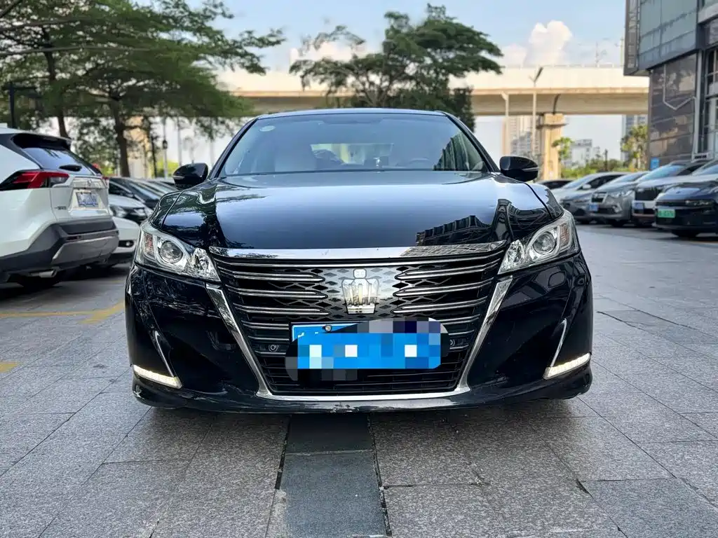 صورة 2 - Toyota Crown