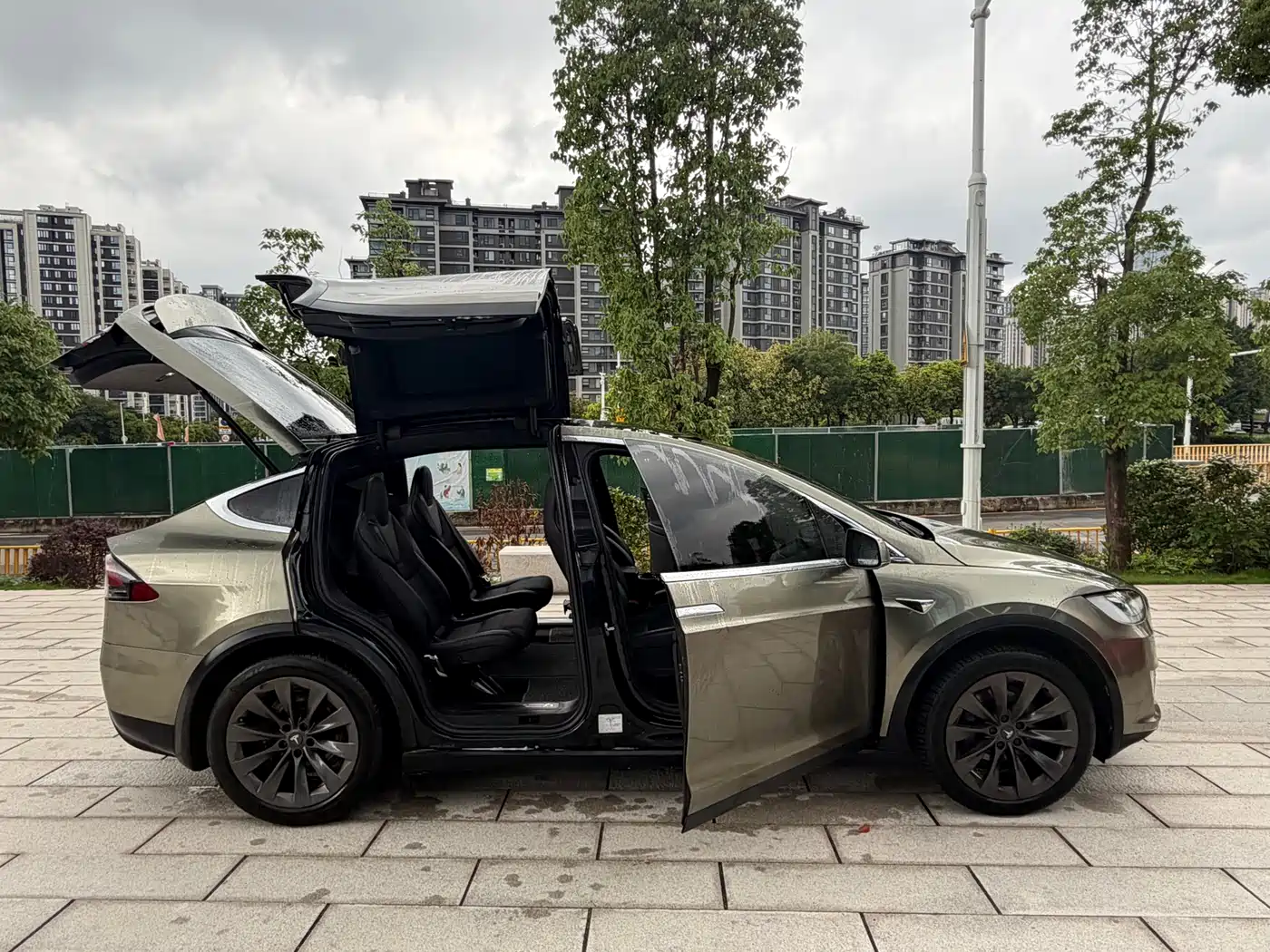 TESLA MODEL X