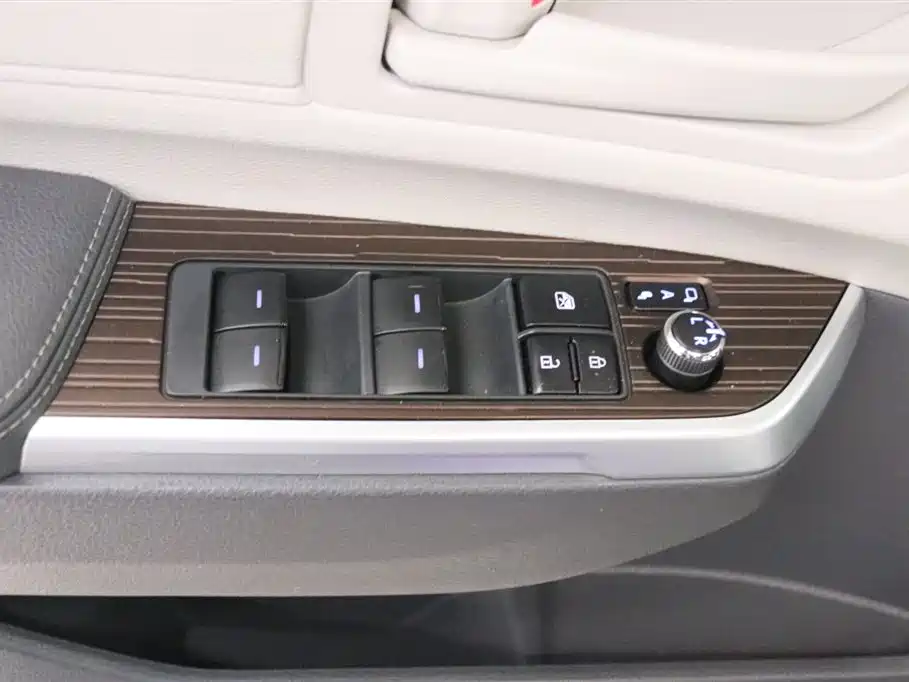Toyota Granvia 2023 2.5L Hybrid Comfort Edition фото 14