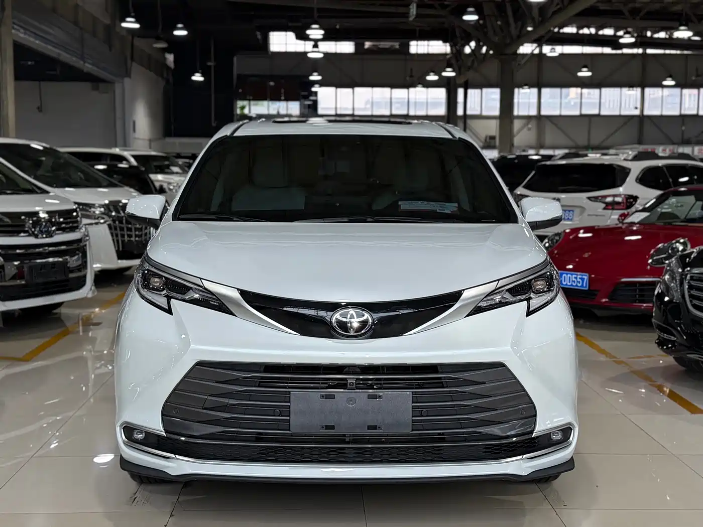 Toyota Sienna 2024 2.5L Hybrid 4WD Premium Edition фото 2