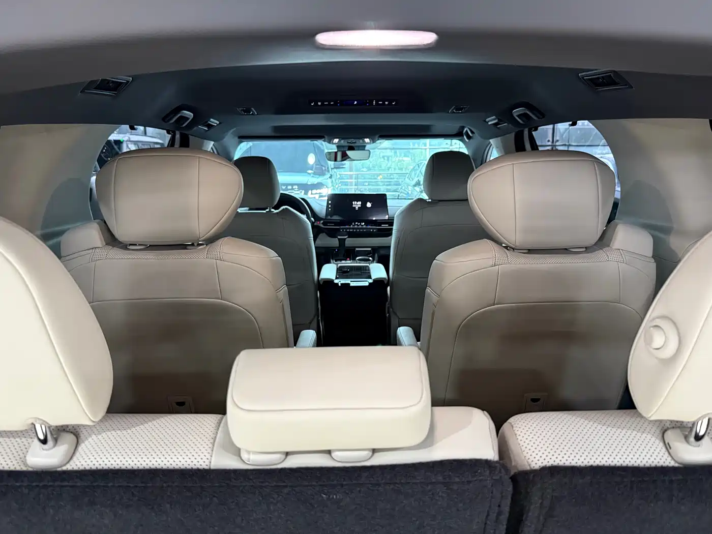 Toyota Sienna 2024 2.5L Hybrid 4WD Premium Edition фото 12