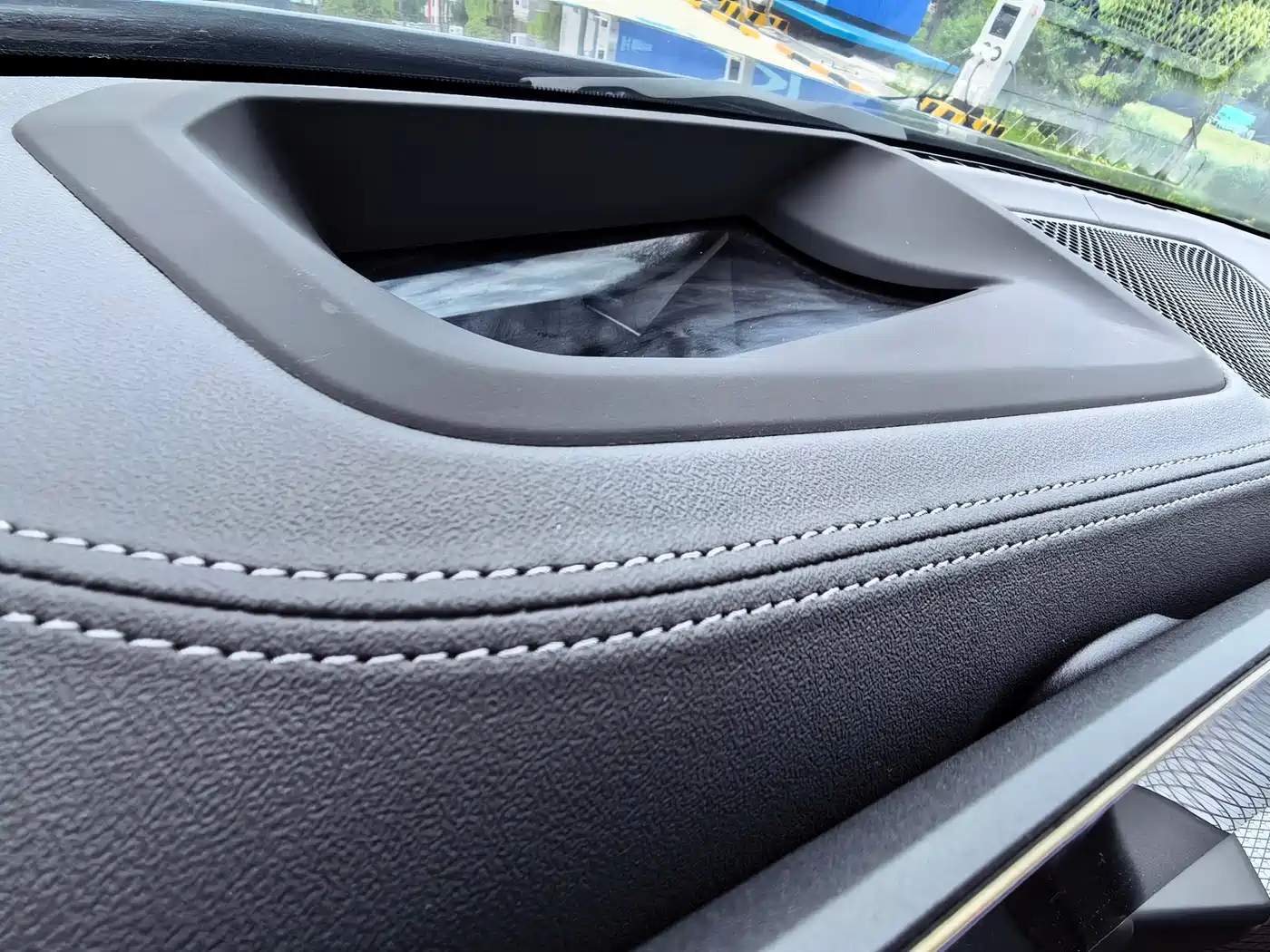 BMW 3 Series 2025 330Li Premium M Sport Night Edition фото 9