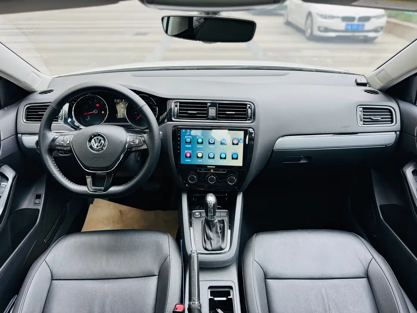 Volkswagen Sagitar 2018 1.6L Automatic Comfort фото 10