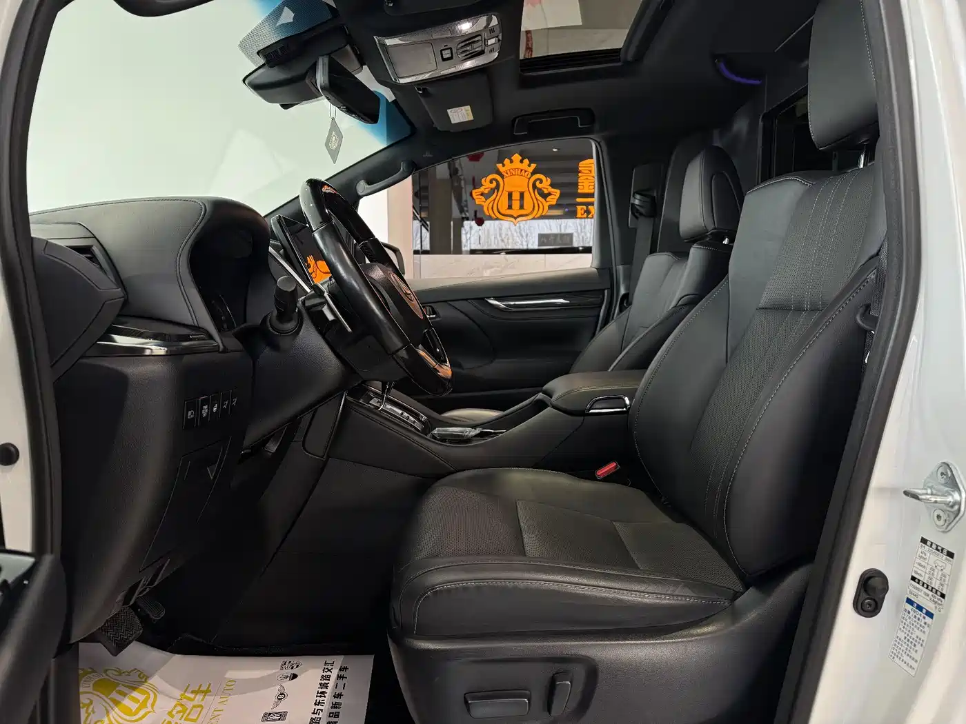 Lexus LM 2020 300h 4-Seat Imperial Edition фото 7