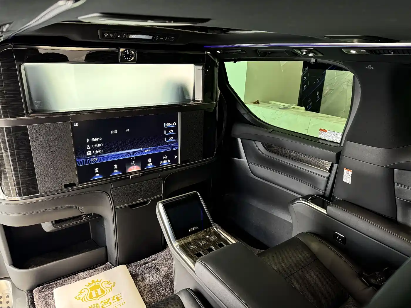 Lexus LM 2020 300h 4-Seat Imperial Edition фото 16