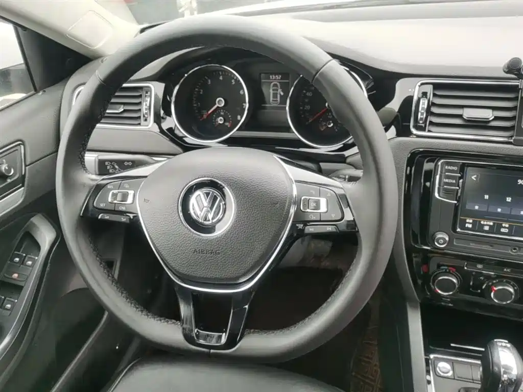 Volkswagen Sagitar 2018 280TSI DSG Spark Edition фото 11