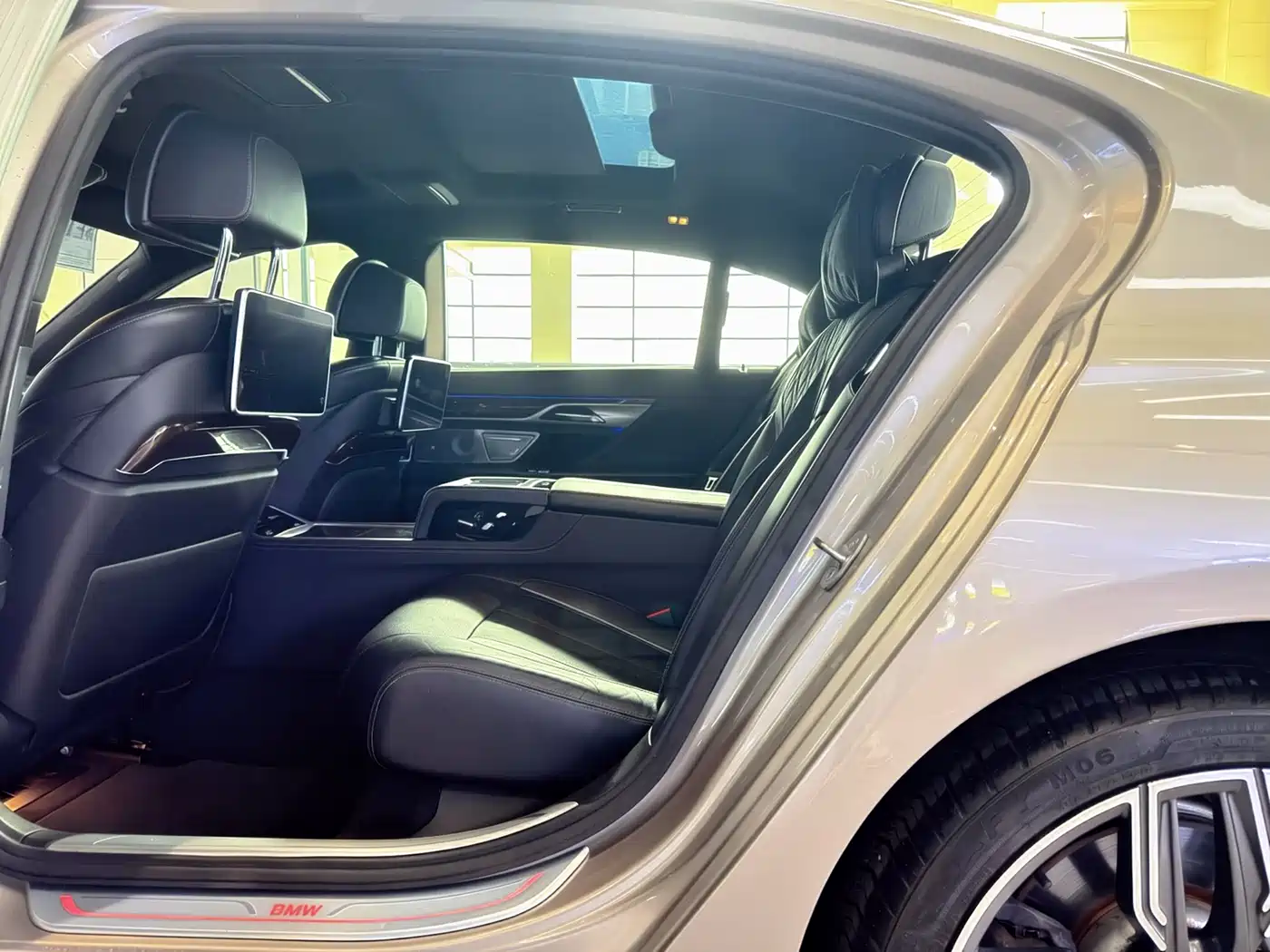 BMW 7 Series 2016 750Li xDrive 4-Seater фото 8