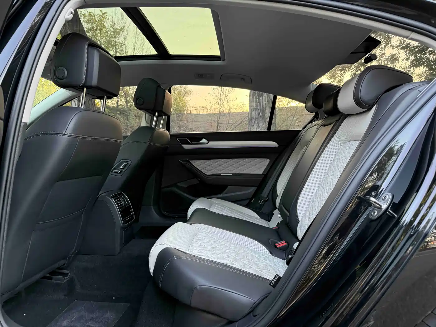 Volkswagen Magotan 2024 2 Million Units Public Sharing Edition 330TSI DSG Luxury фото 7