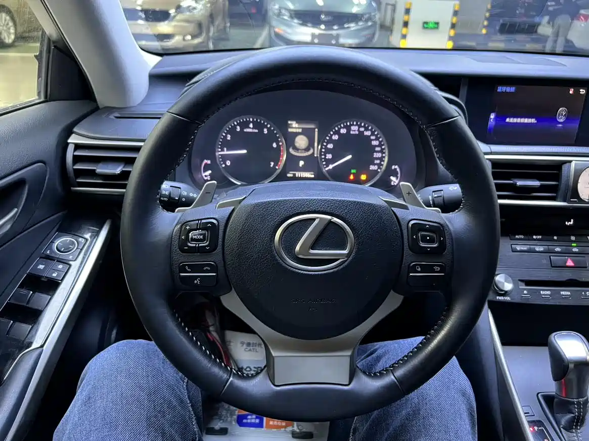Lexus IS 2017 300 Leading Edition фото 10