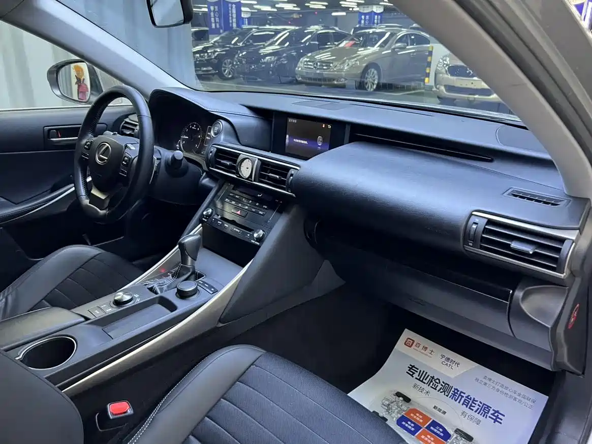 Lexus IS 2017 300 Leading Edition фото 11