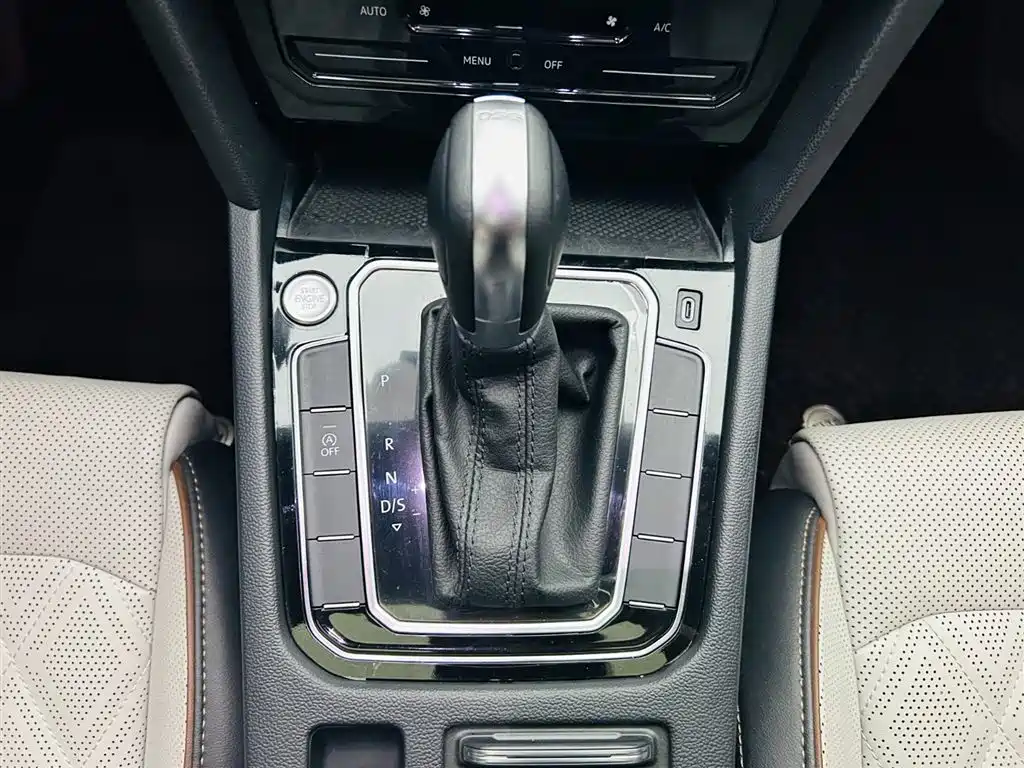 Volkswagen Magotan 2023 Model 2 Million Commemorative Edition 330TSI DSG Luxury фото 17