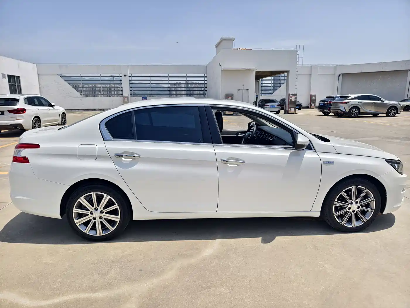 Peugeot 408 2015 Model 1.2T Automatic Luxury Edition фото 6