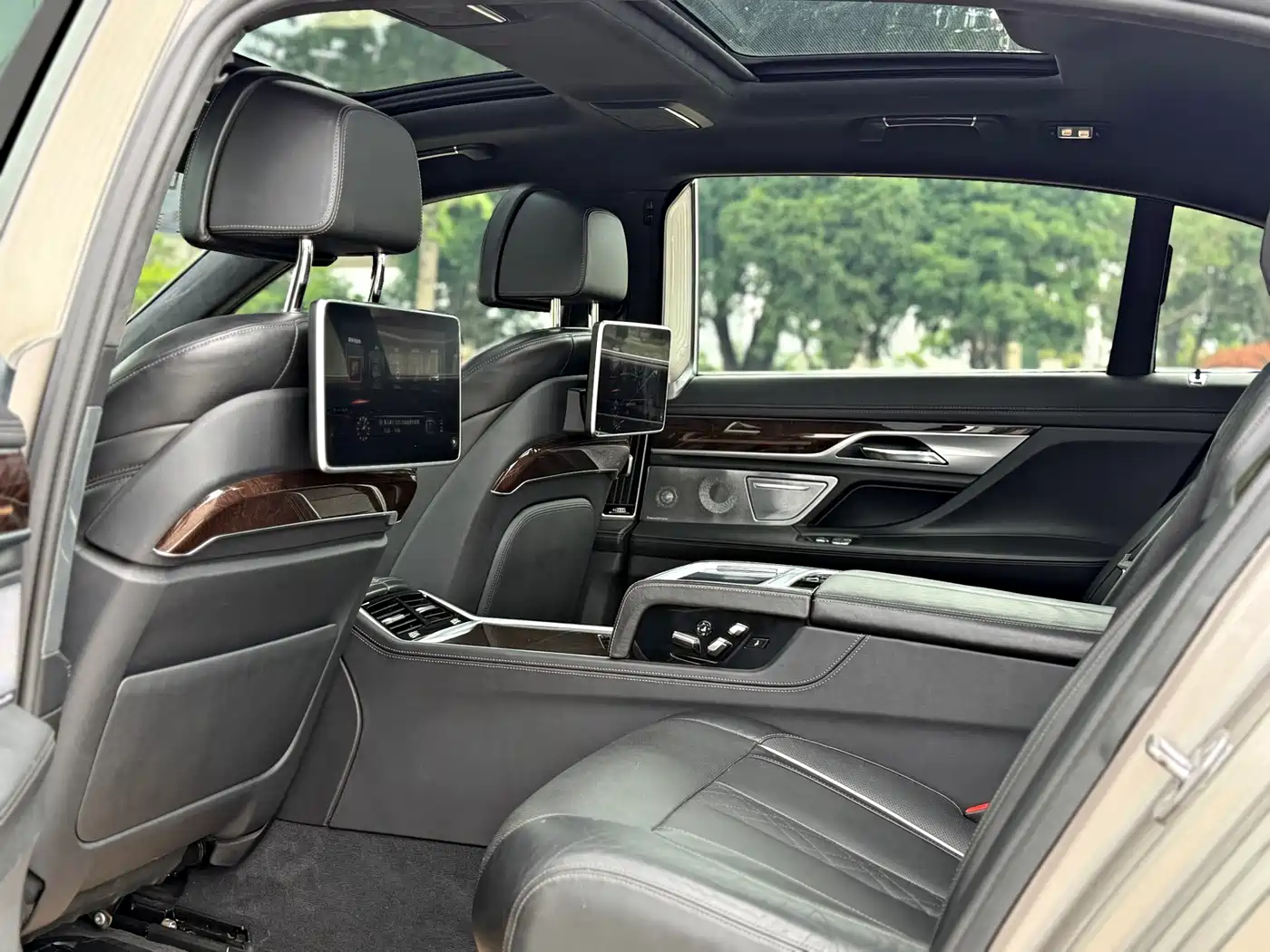 BMW 7 Series 2016 750Li xDrive 4-Seater фото 7