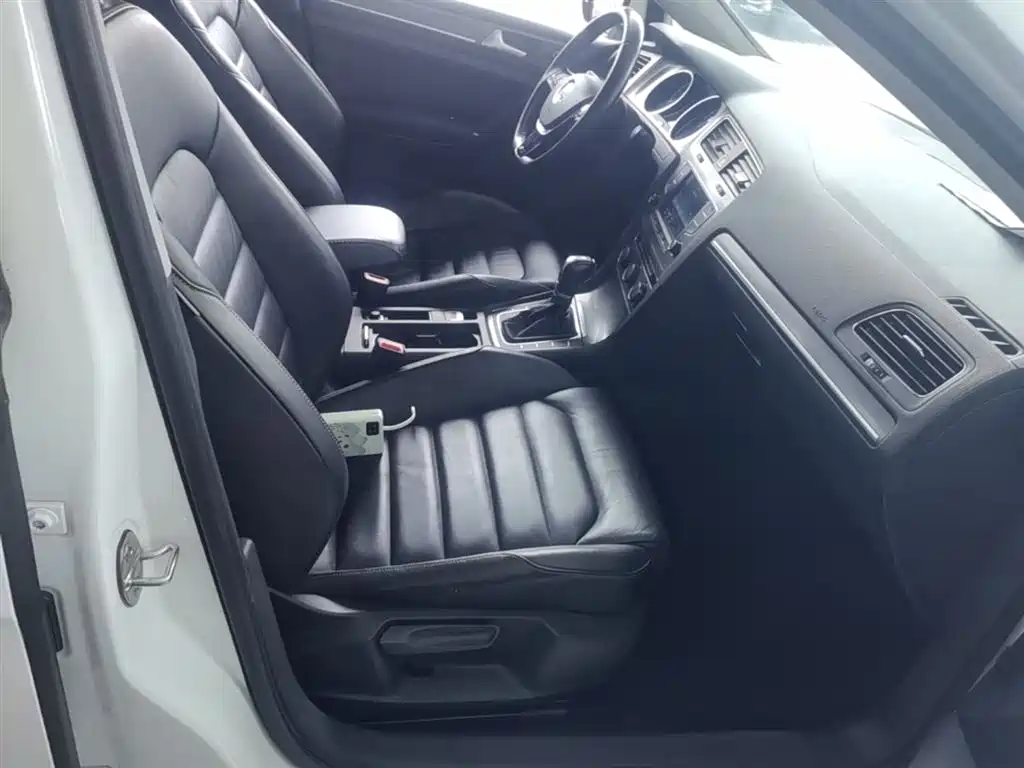 Volkswagen Golf 2016 230TSI Automatic Luxury фото 25