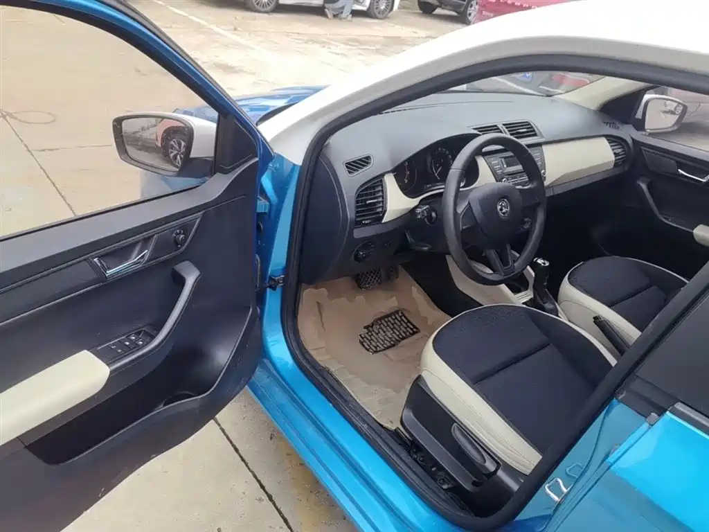 Škoda Fabia 2015 1.4L Automatic Pioneer Edition фото 16