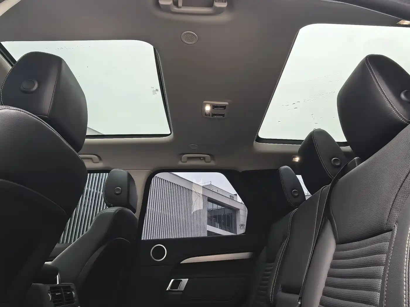 Land Rover Discovery 2023 360PS R-Dynamic S фото 15