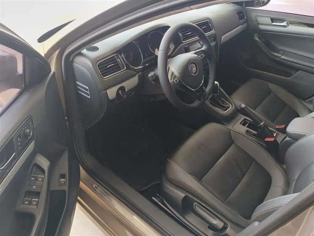 Volkswagen Sagitar 2017 230TSI Automatic Comfort фото 16