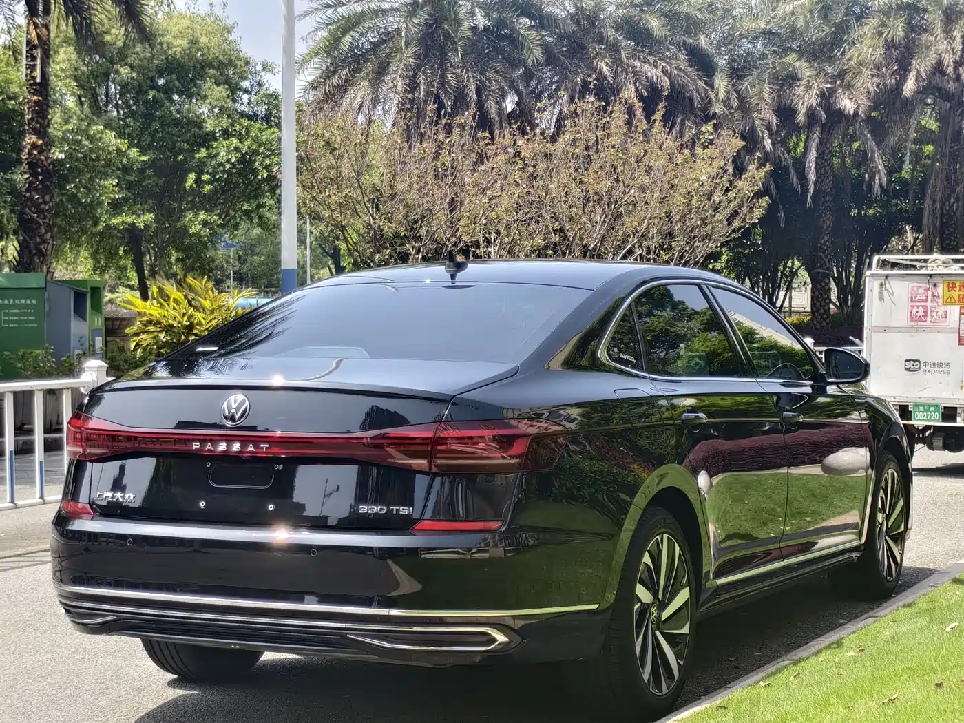 Volkswagen Passat 2022 330TSI Starlight Elite Edition фото 7