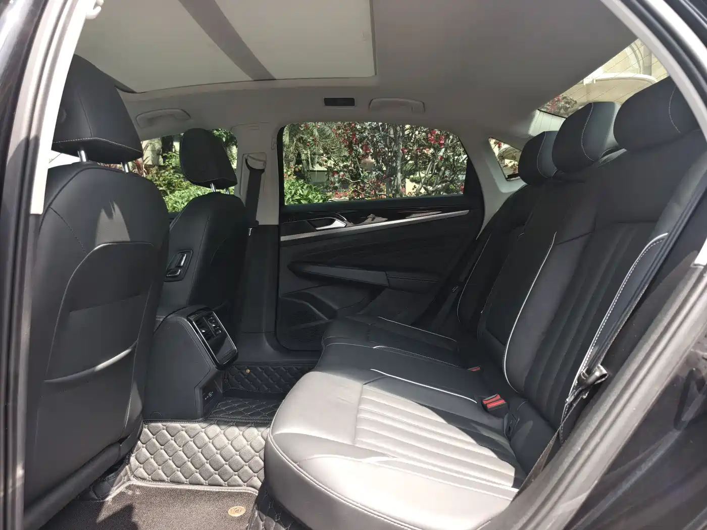 Volkswagen Passat 2022 330TSI Starlight Elite Edition фото 11