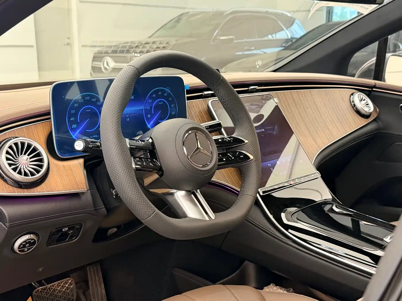Mercedes-Benz EQE 2025 Model 500 4MATIC Luxury Edition фото 26