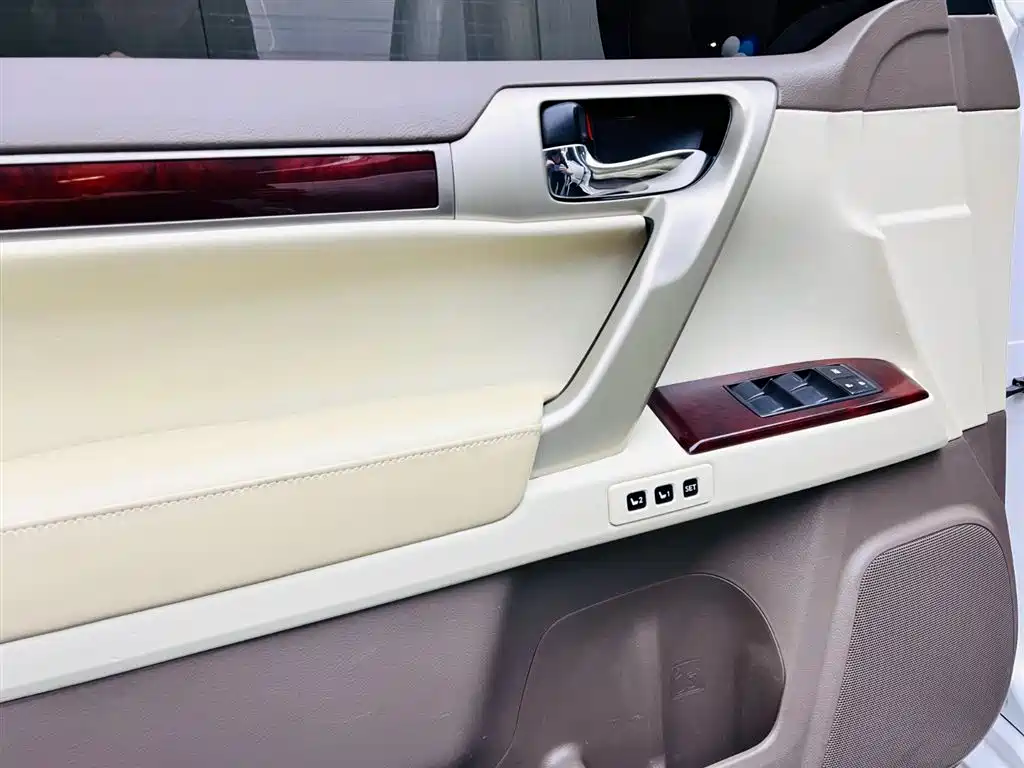 Photo 11 - Lexus GX