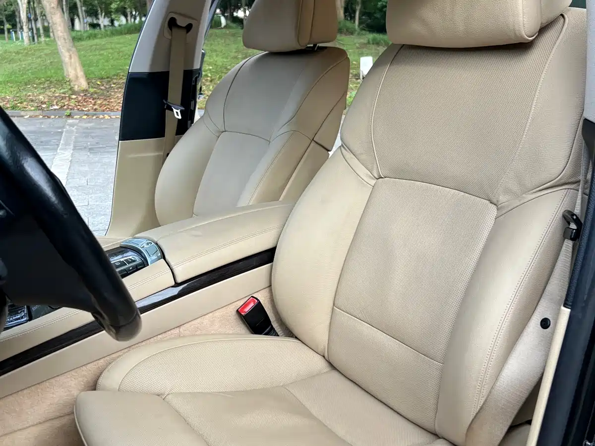 BMW 7 Series 2009 730Li Leading фото 10