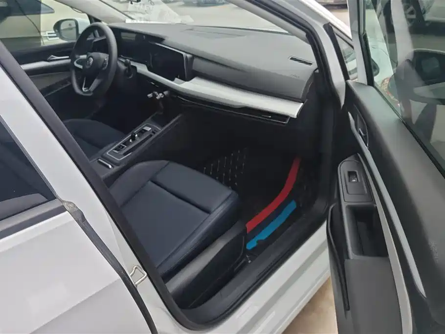 Volkswagen Golf 2021 200TSI DSG фото 8