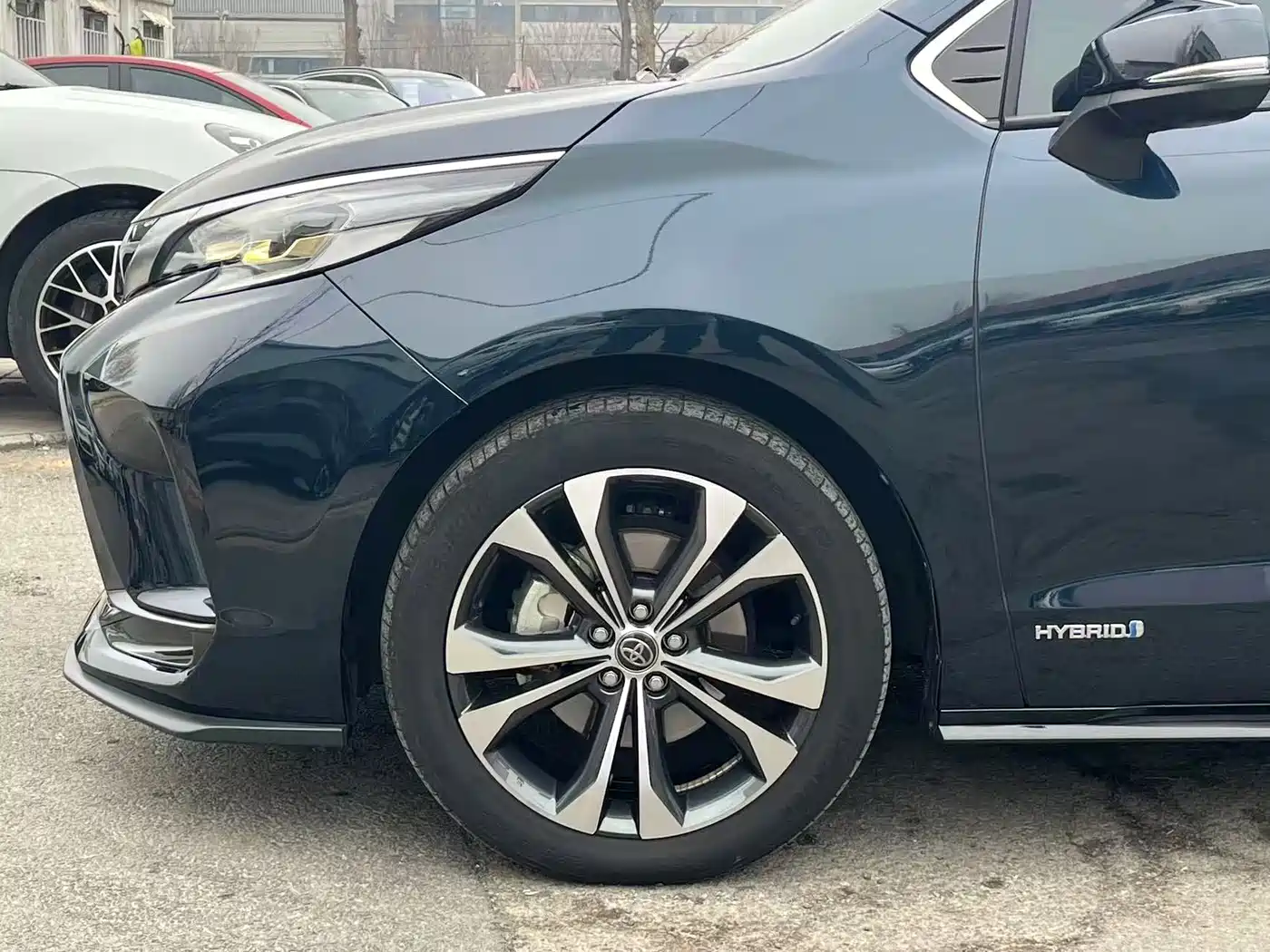 Toyota Granvia 2022 Model Year 2.5L Hybrid Flagship Edition фото 9