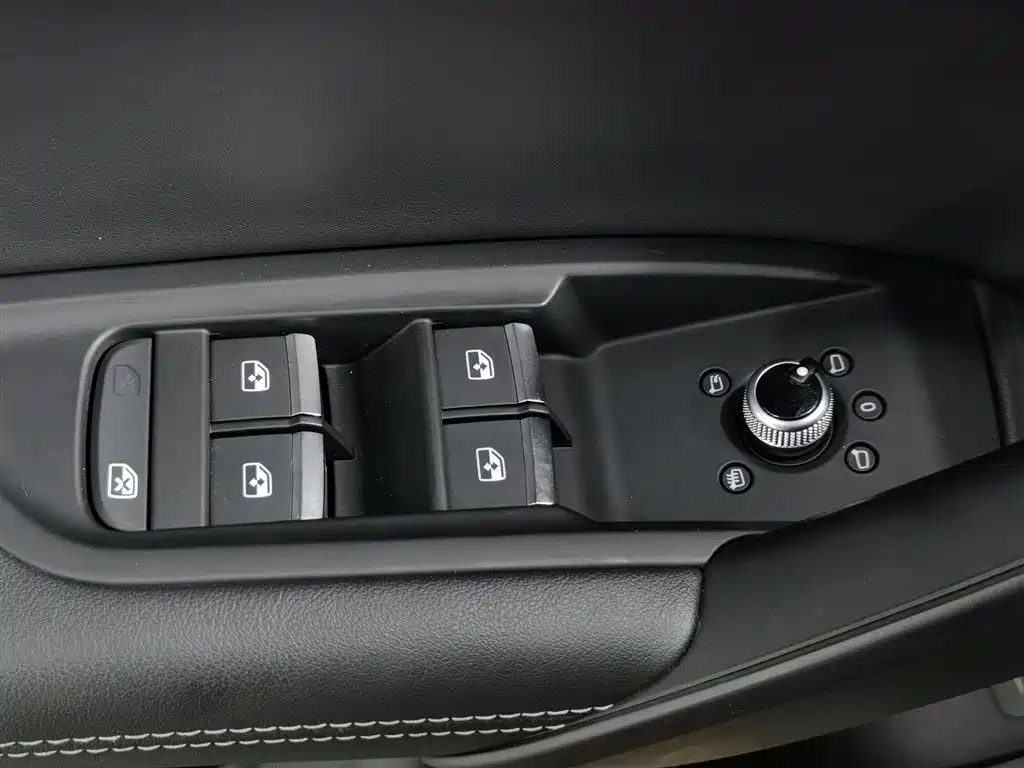 Audi Q5L 2020 Facelift 40 TFSI Honor Fashion фото 9