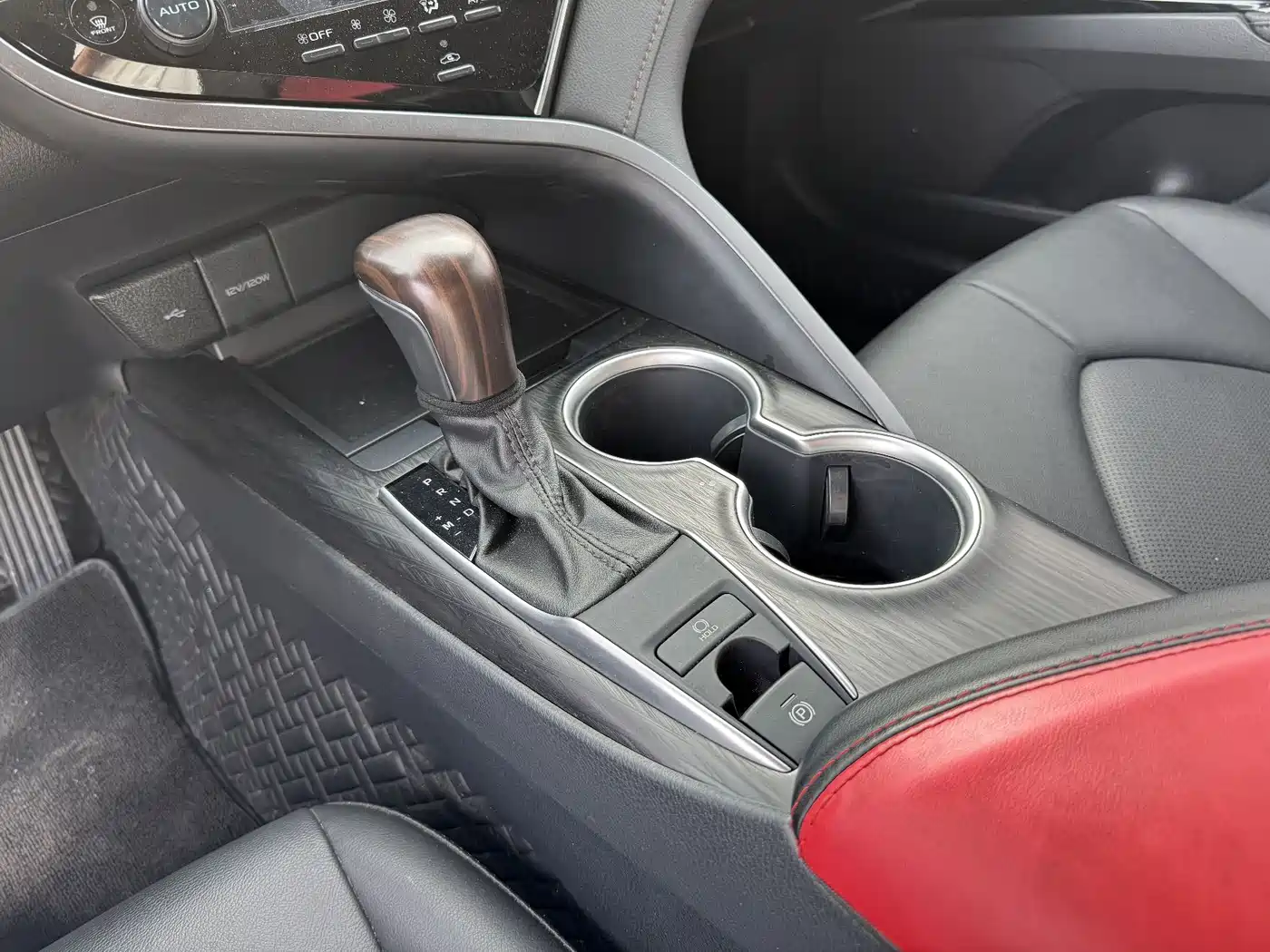 Toyota Camry 2023 2.0G Luxury Edition фото 14