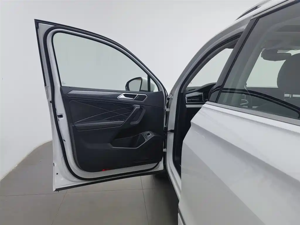 Volkswagen Tiguan L 2024 330TSI Automatic 2WD R-Line Premium Enjoyment Edition фото 8