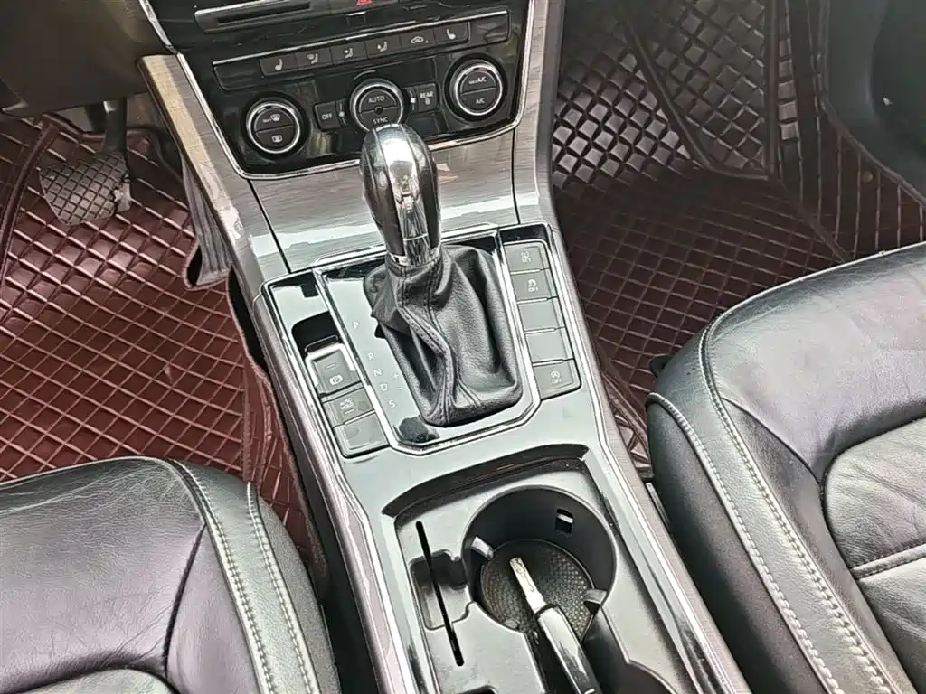Volkswagen Passat 2016 280TSI DSG Honor Edition фото 14