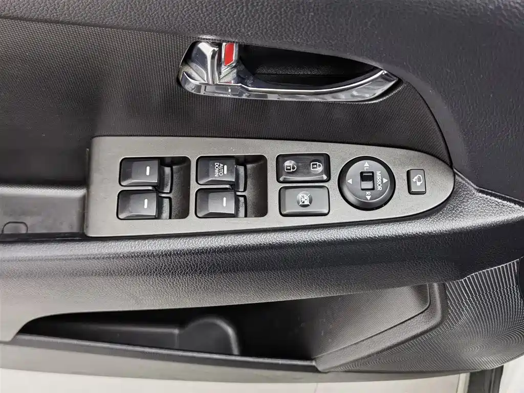 Kia Sportage 2015 2.0L Automatic 2WD DLX фото 9