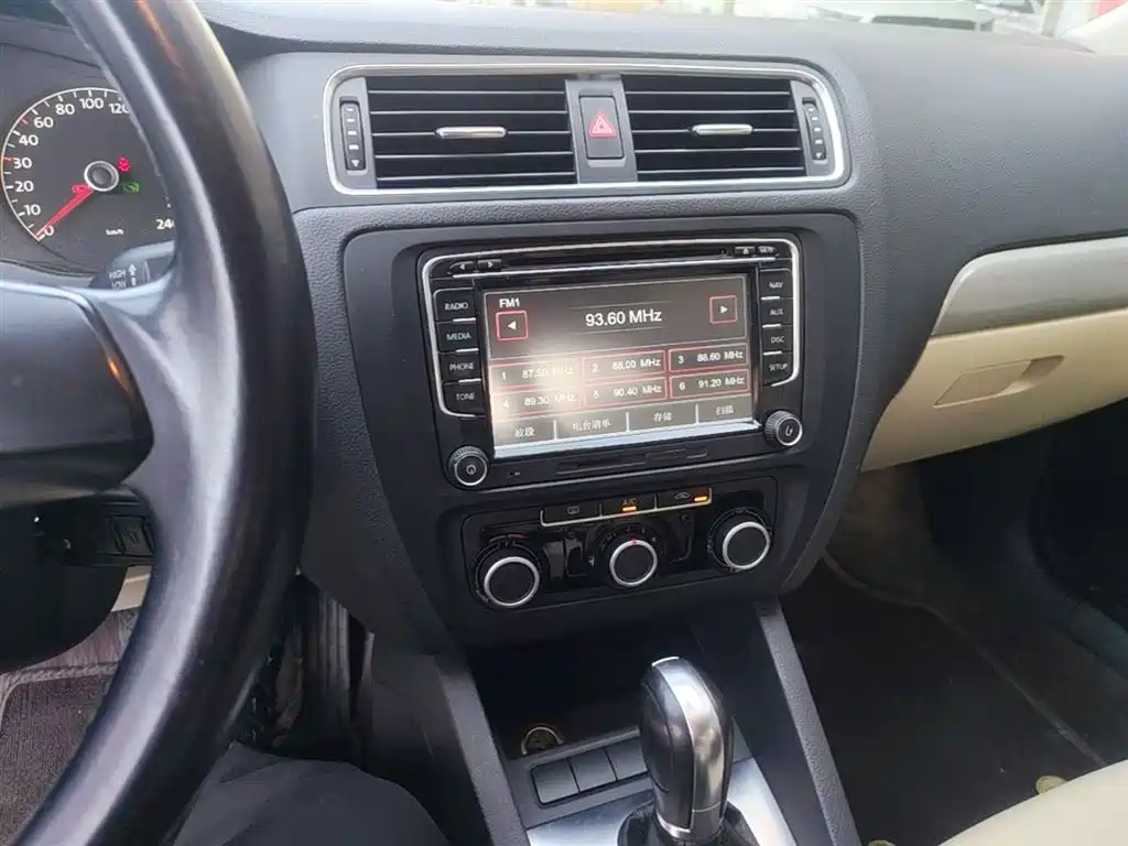 Volkswagen Sagitar 2014 Facelift 1.6L Automatic Comfort фото 13