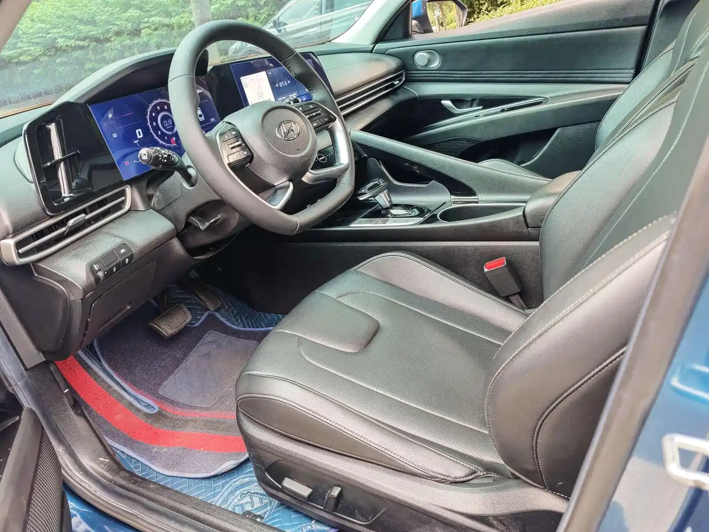 Hyundai Elantra 2021 1.5L CVT LUX Premium Edition фото 3