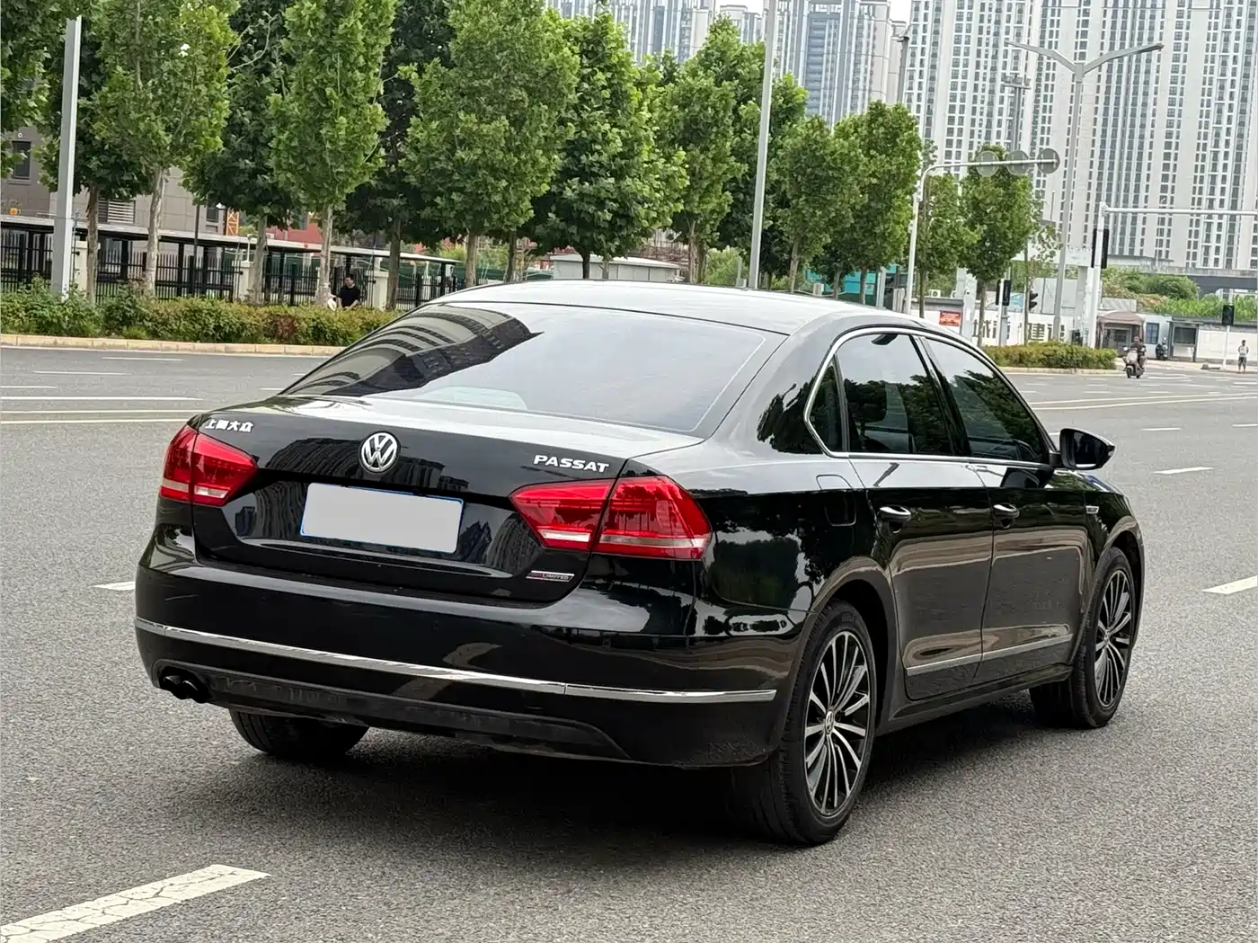 Volkswagen Passat 2014 1.8TSI DSG Luxury Navigation Edition фото 9