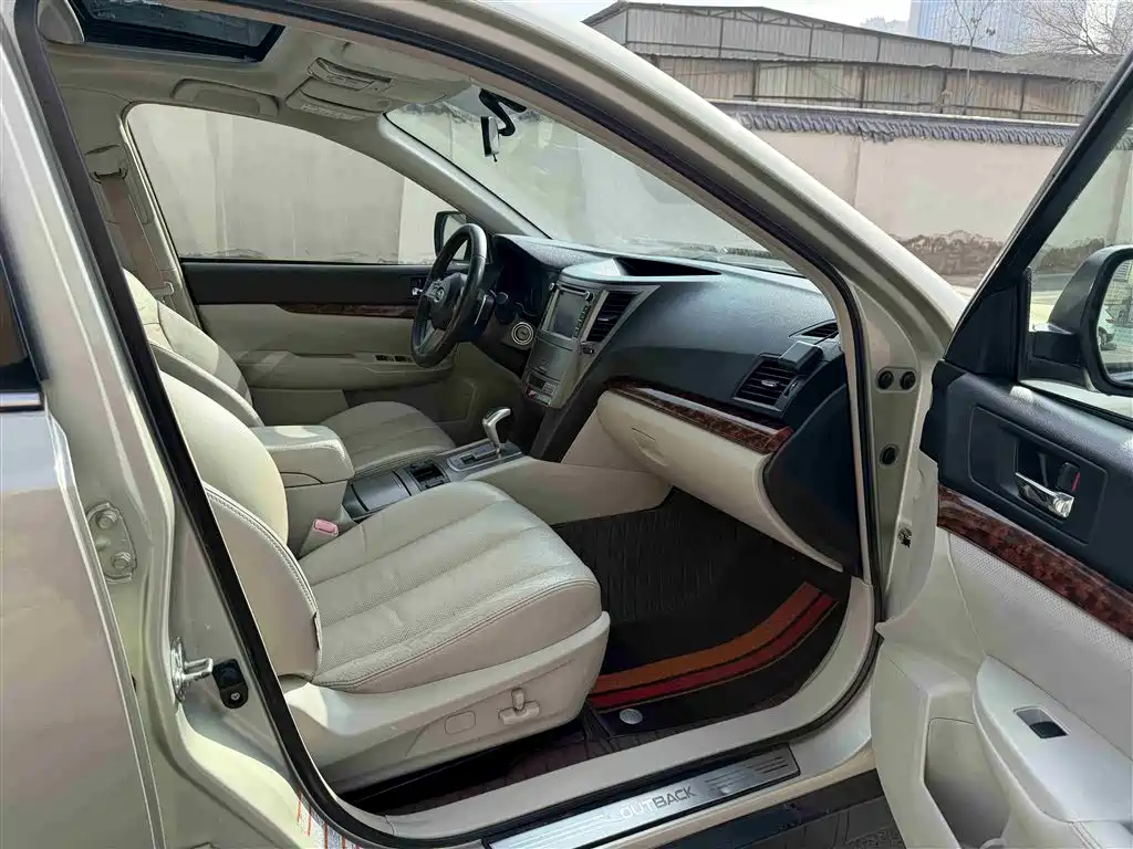 Subaru Outback 2010 2.5i Luxury Navigation фото 11