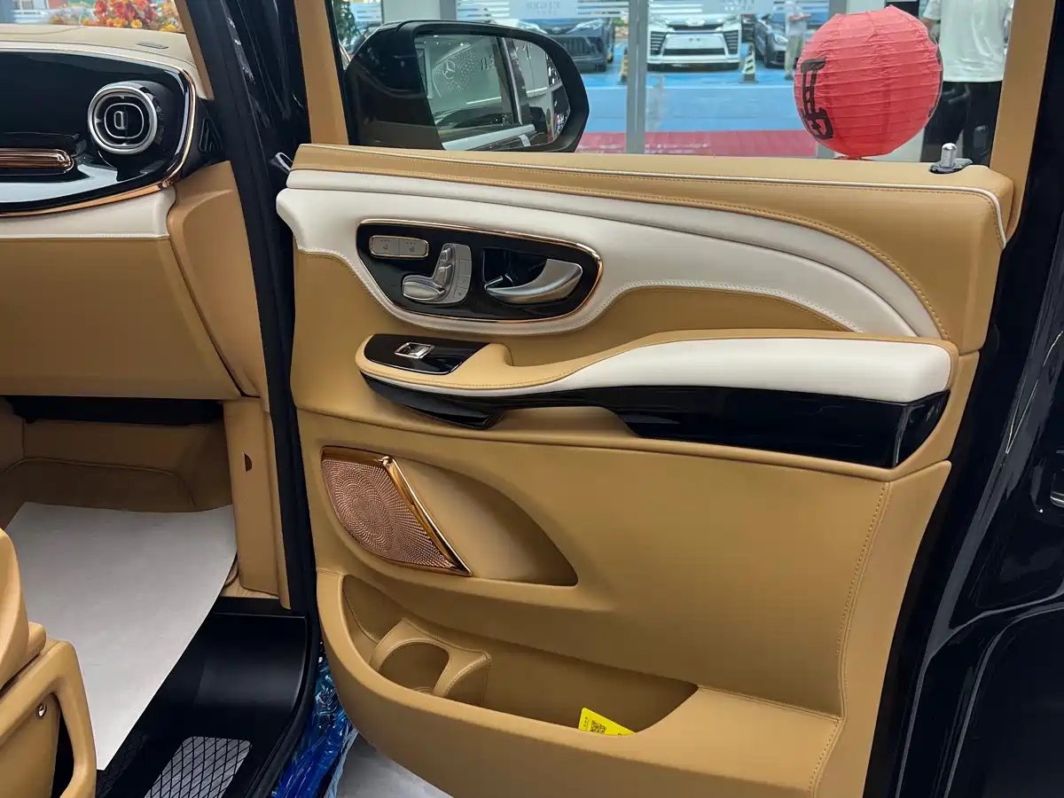 Mercedes-Benz V-Class 2024 V 300 L Long Wheelbase Premium фото 6