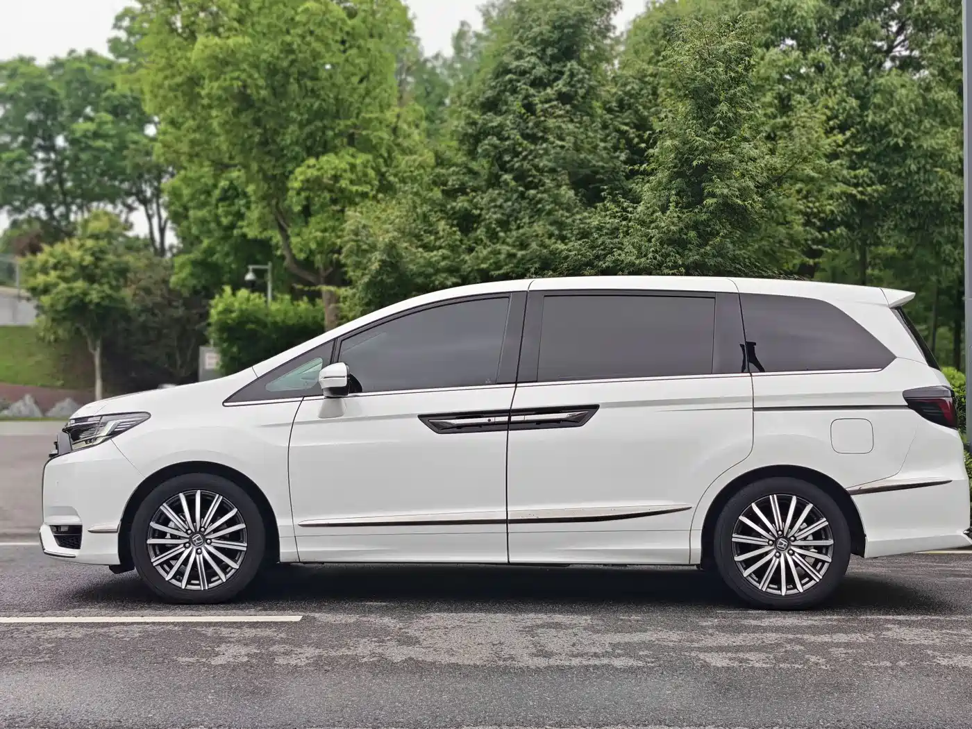 Honda Elysion 2022 2.0L e:HEV Supreme Edition фото 7