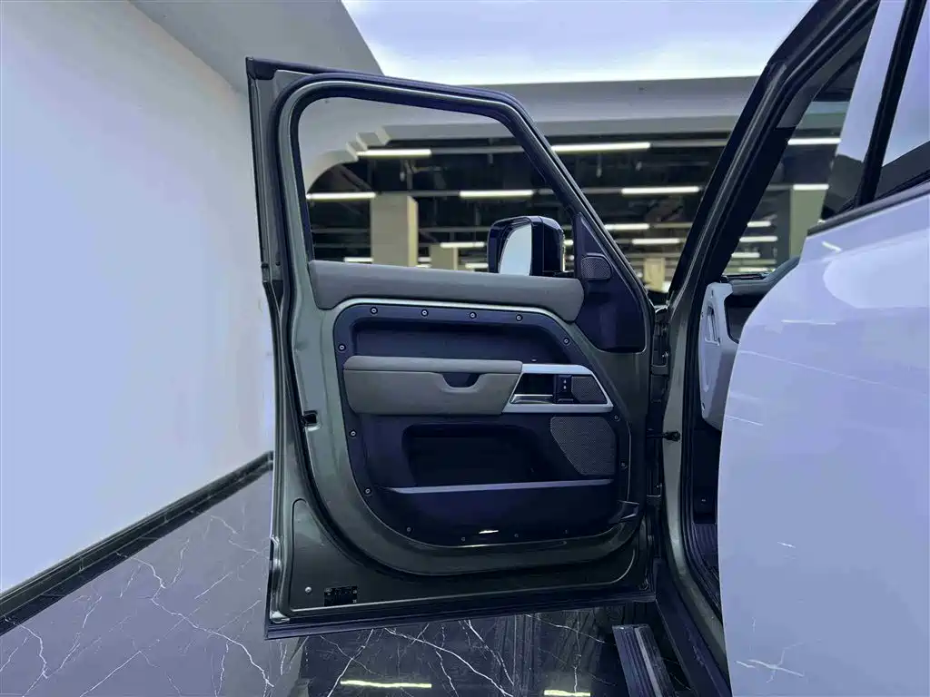 Land Rover Defender 2020 Model 110 P400 HSE фото 6