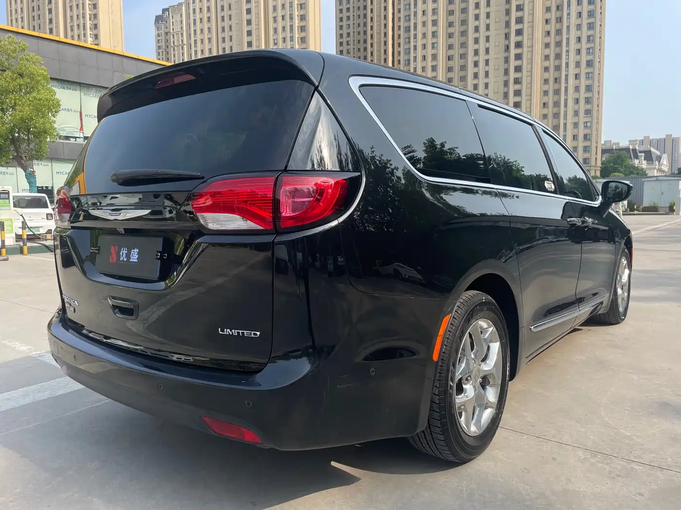 Chrysler Grand Voyager (Import) 2017 3.6L Premium Edition фото 8