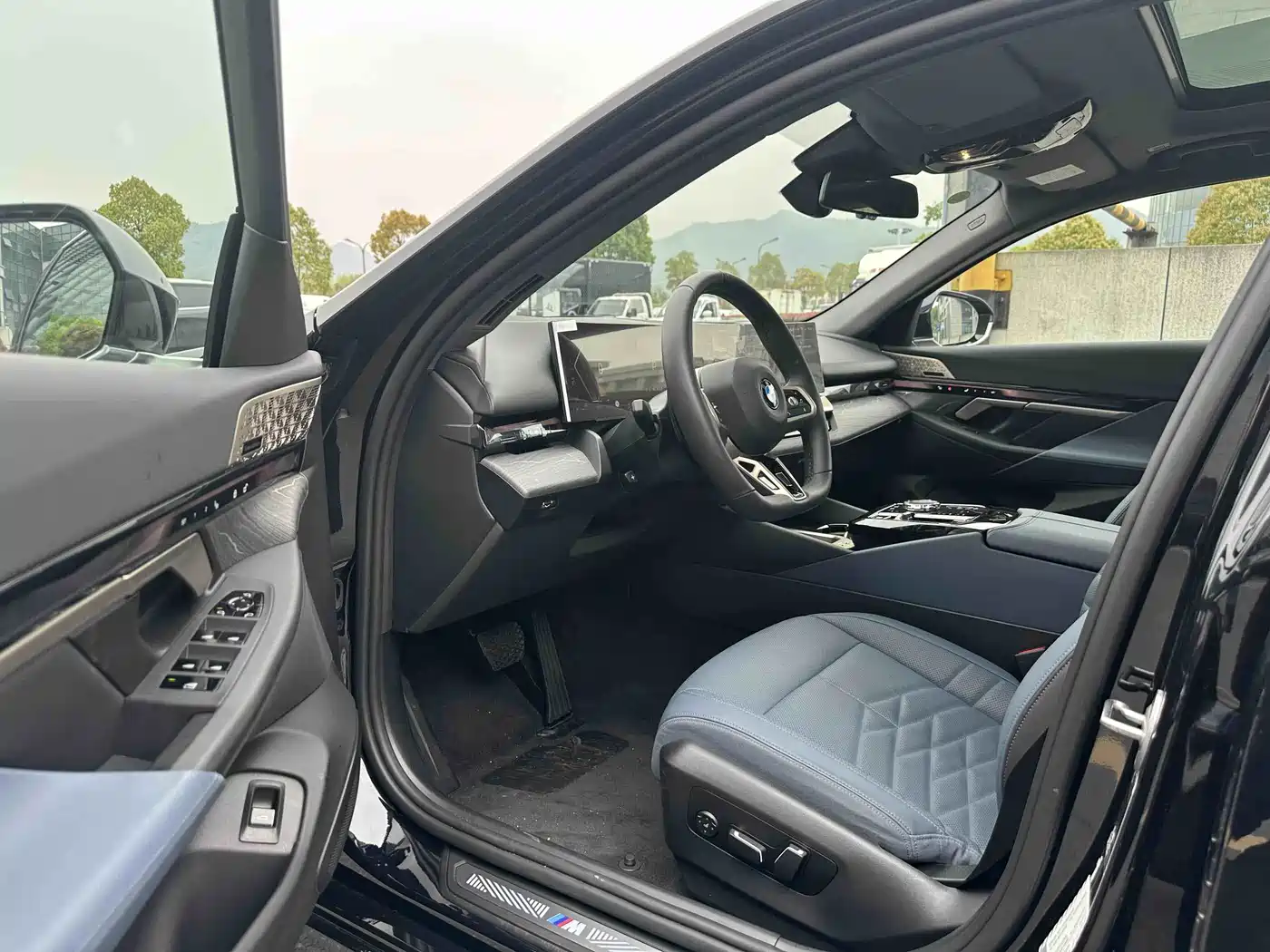 BMW 5 Series 2025 530Li Premium M Sport Package фото 9